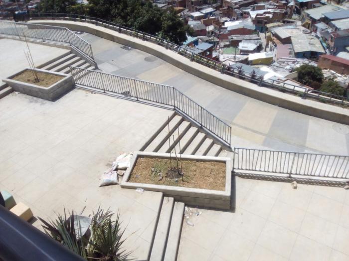 Viaducto Media Ladera. Comuna 13 - Medellín, Antioquia.